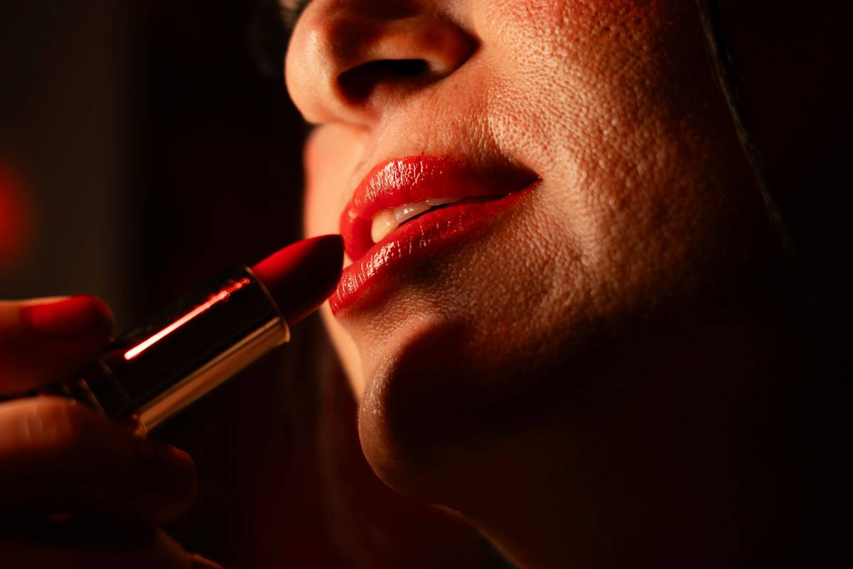 Comparison chart showing ingredient breakdowns of popular minimal lip crayons: top performers include squalane and shea butter; poor performers list paraffin wax and synthetic dyes as top ingredients