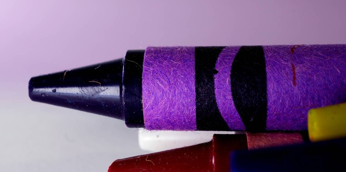 Infographic showing ideal oil-to-wax ratio for smooth lip crayon glide: 25-35% oils, 40-50% waxes, 15-25% pigments and additives