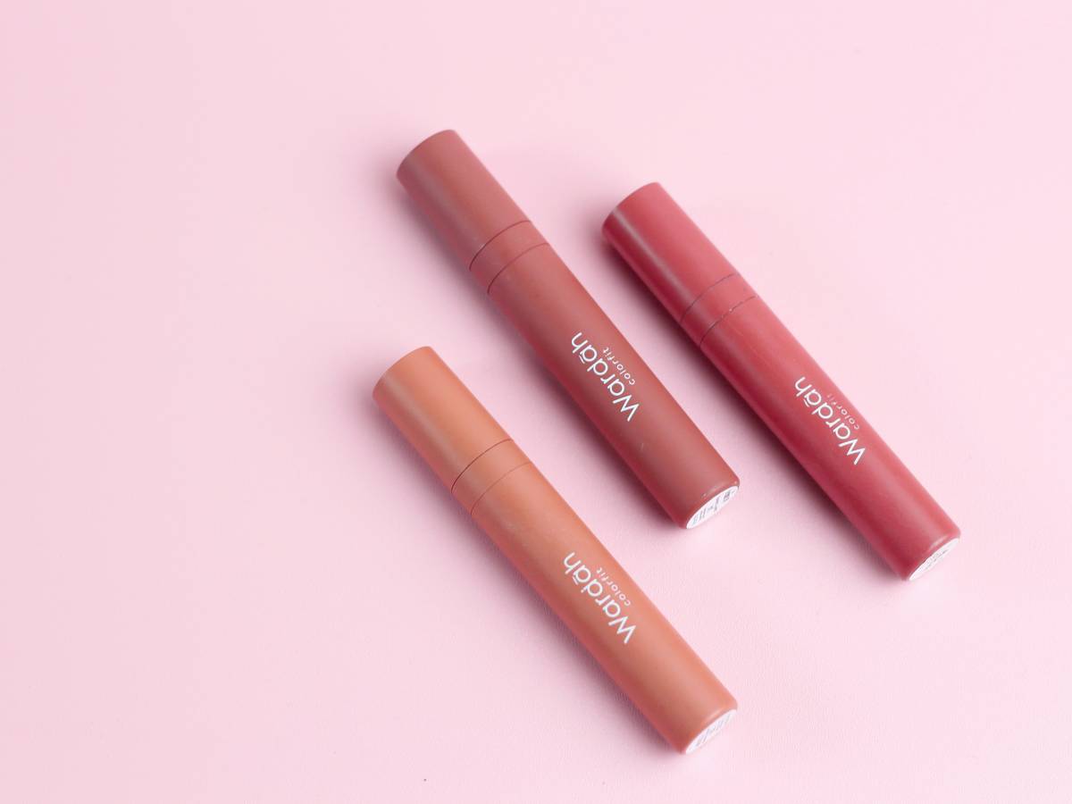 Woman applying everyday lip shade with lip crayon for natural daytime look
