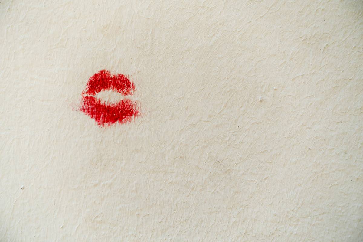 Infographic comparing lip crayon formulas: wax-based vs. oil-infused vs. hybrid. Shows longevity, comfort, and blendability ratings based on 2024 cosmetic lab tests.