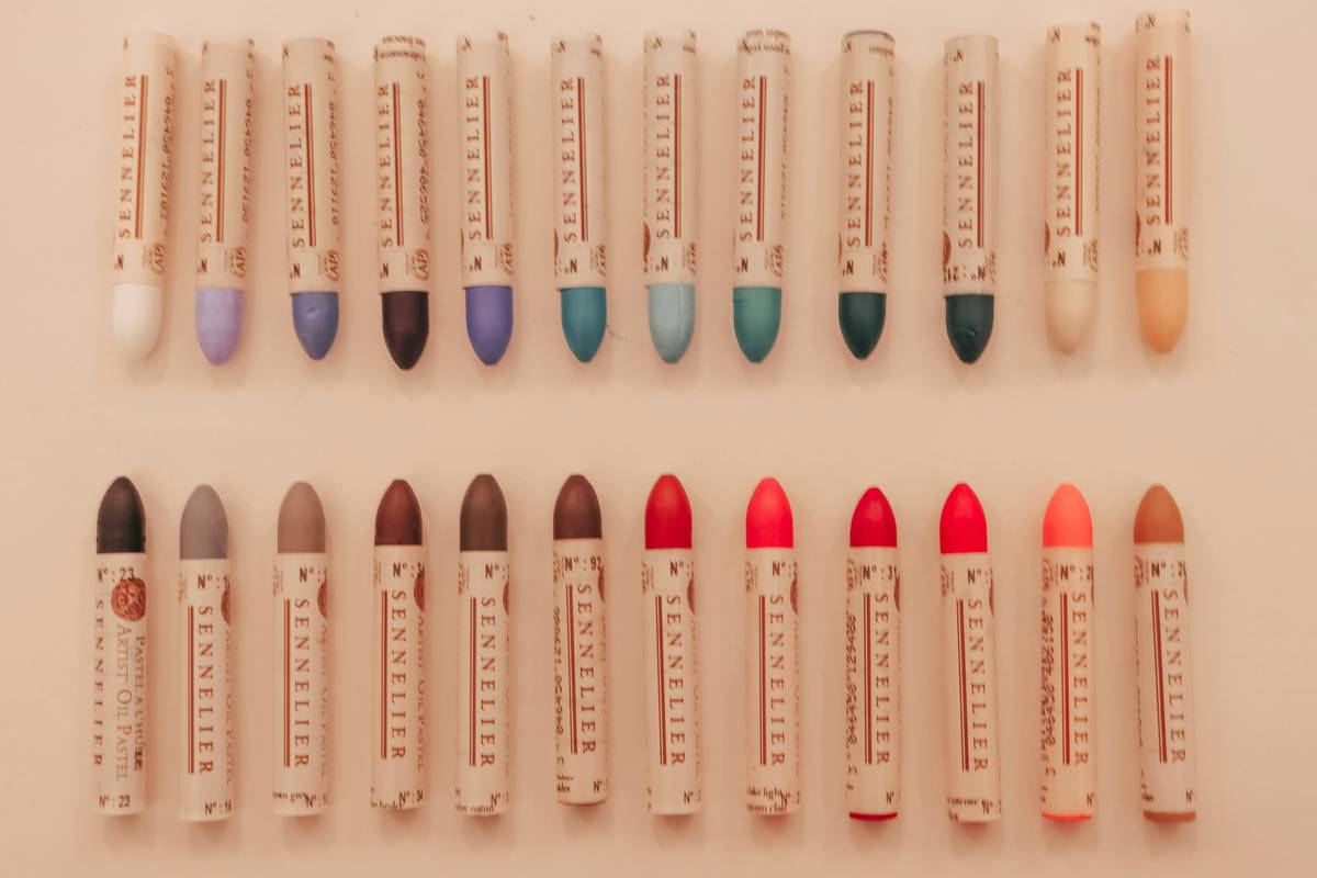 Infographic showing the ideal composition of a lip crayon formula: 40% waxes, 25% emollient oils, 20% pigments, 15% film formers and additives